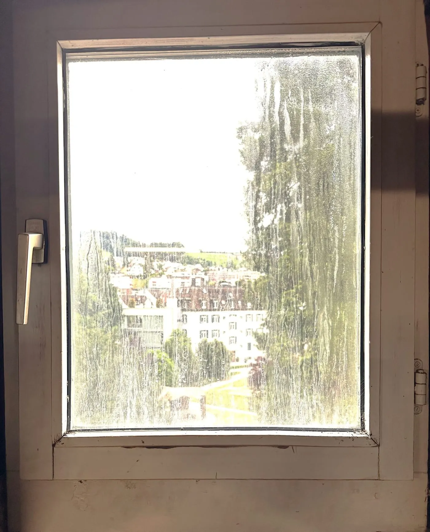 Fensterarbeiten in der Höhe an einer Fassade, gesichert mit einer Hebebühne