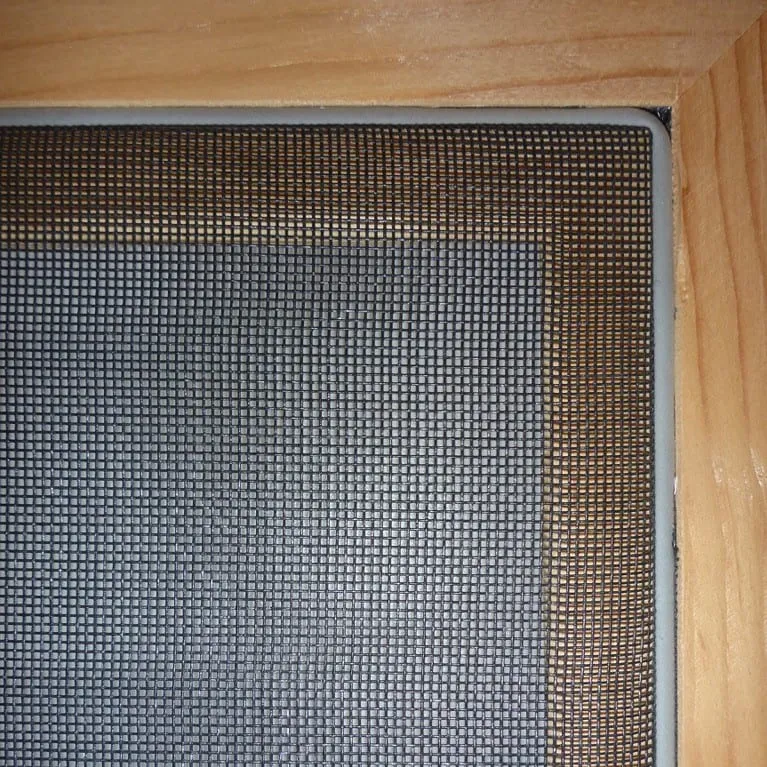 Insektenschutzgitter in einem geöffneten Fensterrahmen