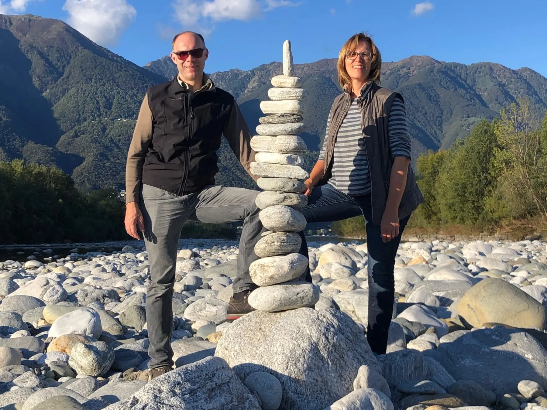 Martin und Sonja Röllin-Kälin an einem Flussbett vor Bergkulisse